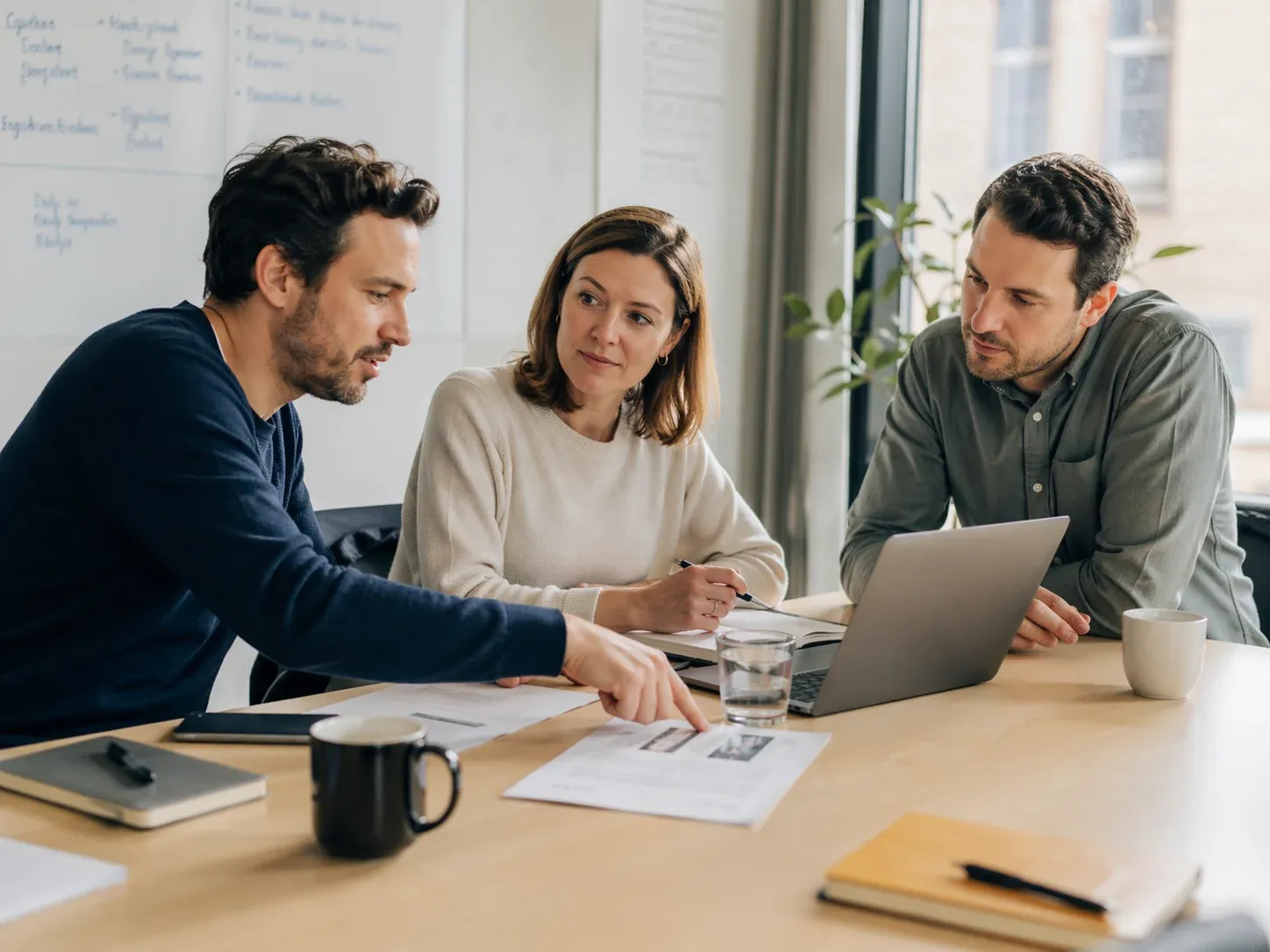 Team bespricht NIS-2-Umsetzungsstrategie im Büro