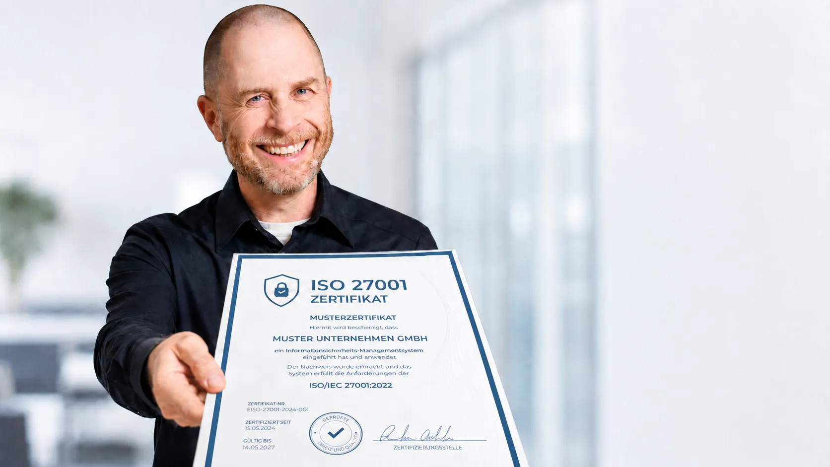 ISO 27001 Zertifikat wird als Nachweis für eine erfolgreiche Zertifizierung überreicht