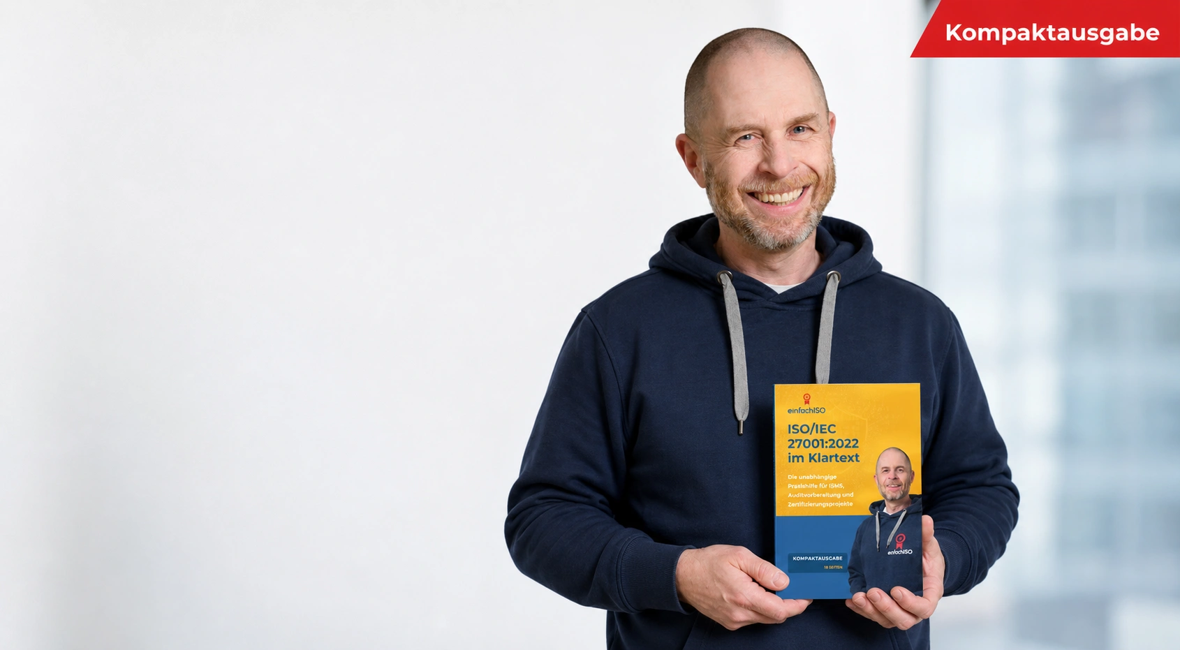 Joachim Reinke hält die Kompaktausgabe von ISO 27001 im Klartext