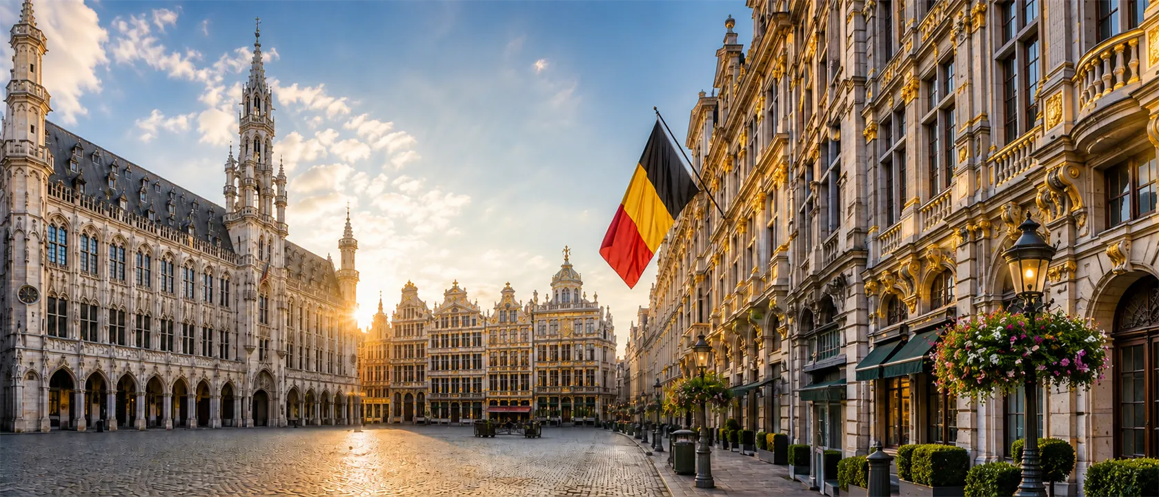 Belgien: Landesflagge und typische Landschaft