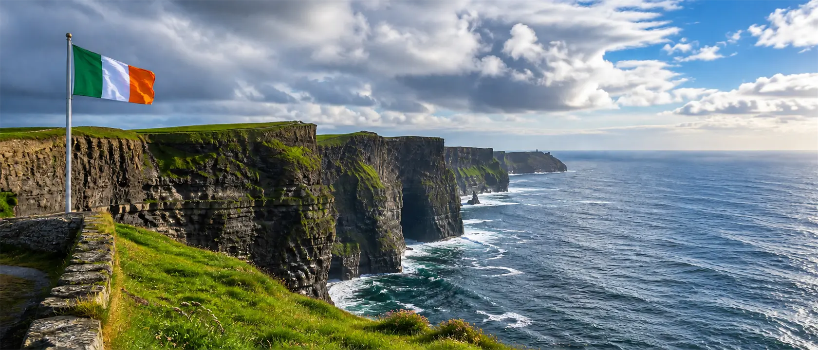 Irland: Landesflagge und typische Landschaft