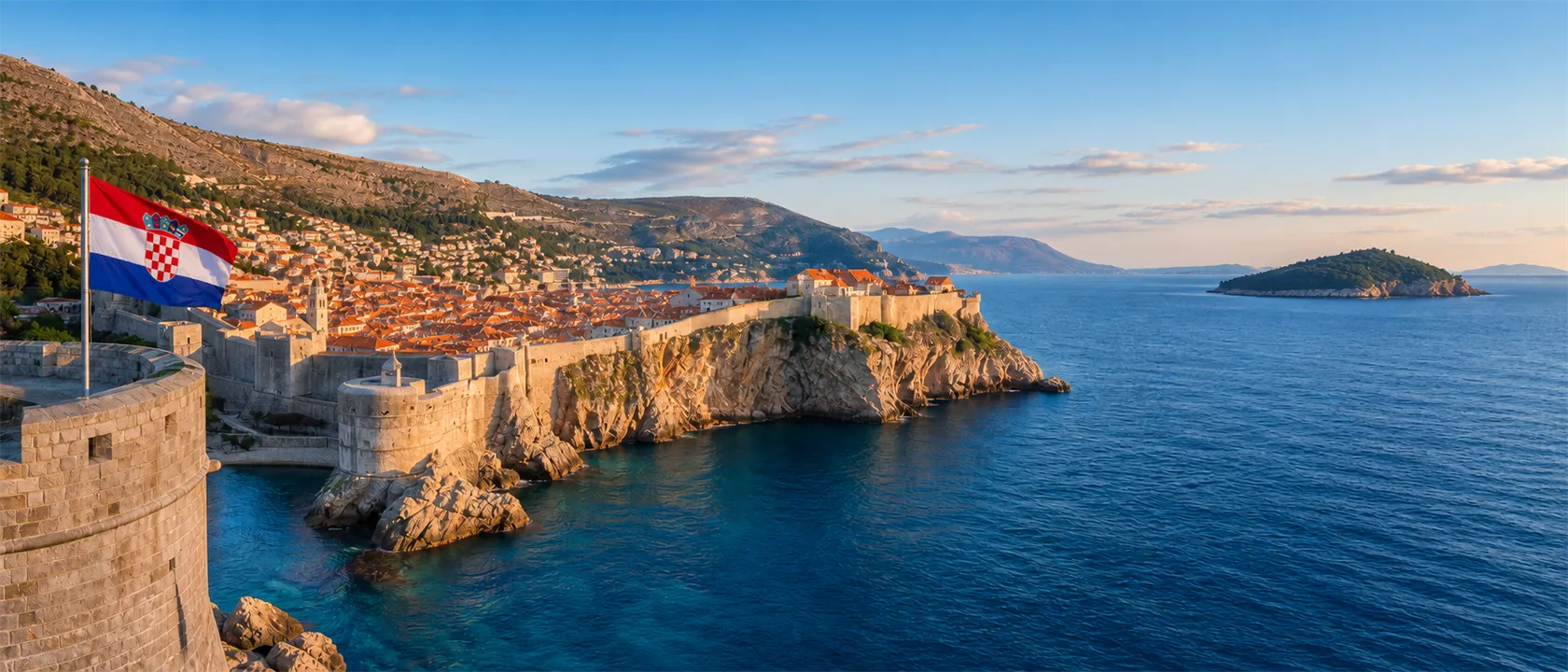 Kroatien: Landesflagge und typische Landschaft