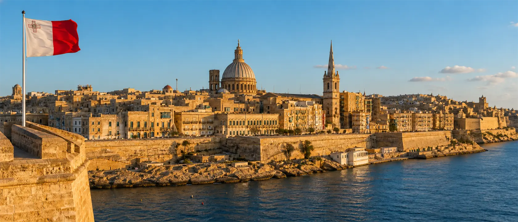 Malta: Landesflagge und typische Landschaft